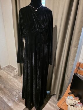Elegant Black Velvet Long-Sleeve Maxi Dress